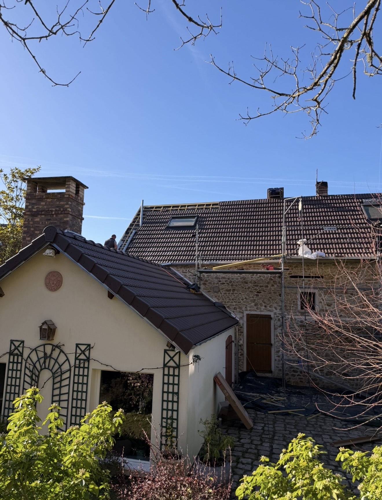 Rénovation de toiture en tuiles neuves avec faîtage sur maison en pierre